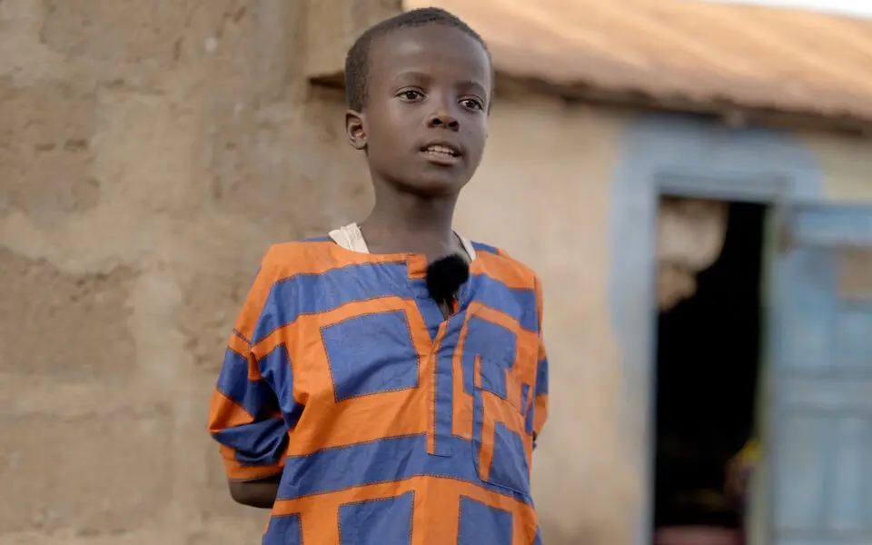 Pojke i Ghana blickar allvarsamt bortåt