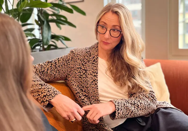 kvinna i soffa talar seriöst med annan kvinna