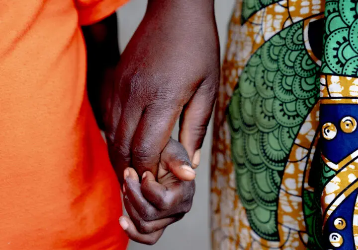 Två händer som håller varandra