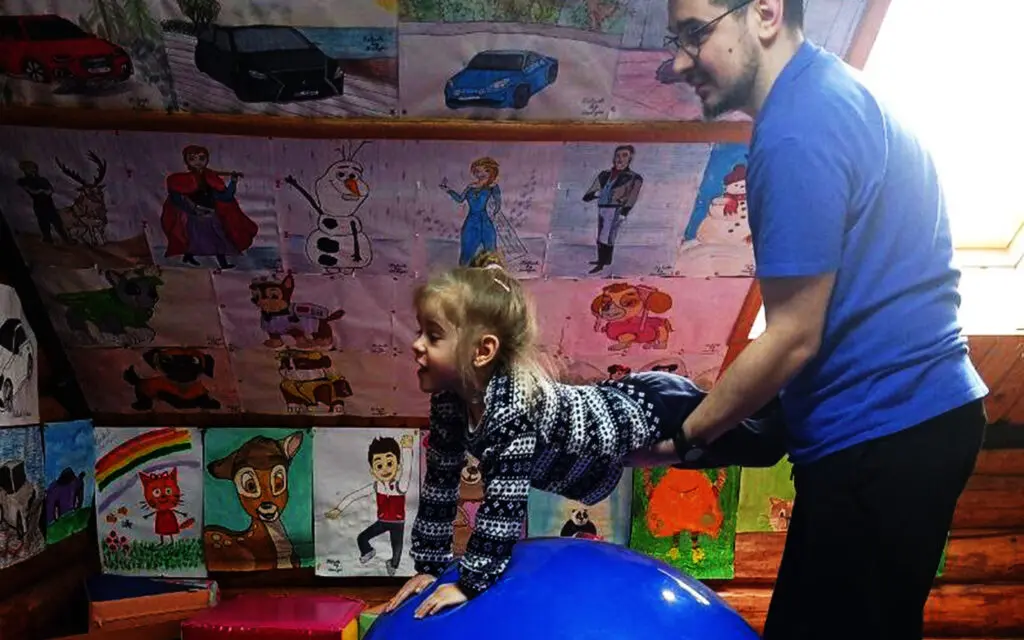 flicka lyfts upp ovanför en studsboll