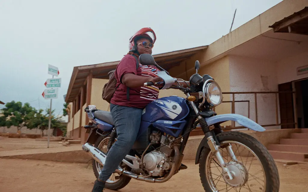 Barnmorska på motocykel i Togo