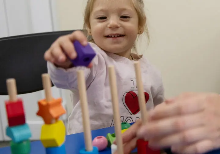 glatt barn bygger med klossar