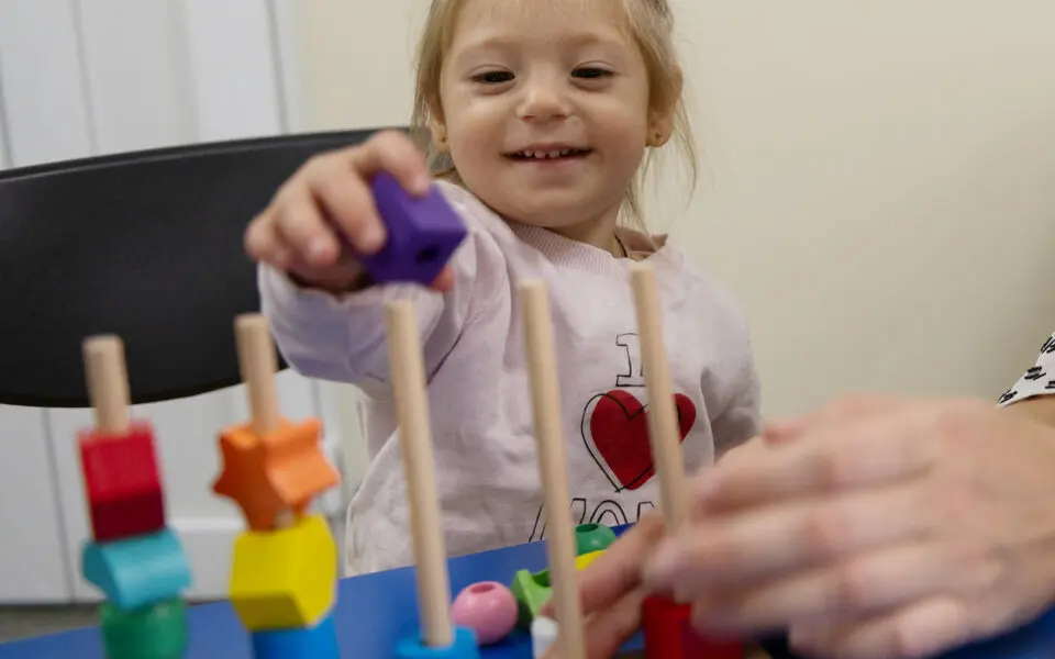 glatt barn bygger med klossar