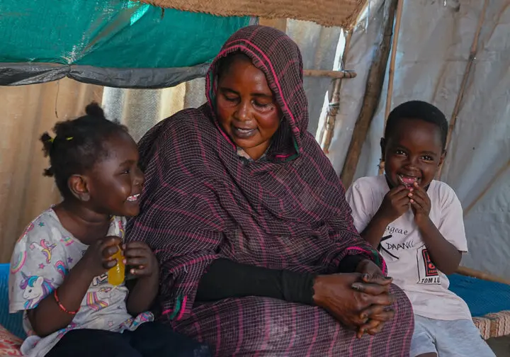 Mamma med två barn i ett tält i Sudan