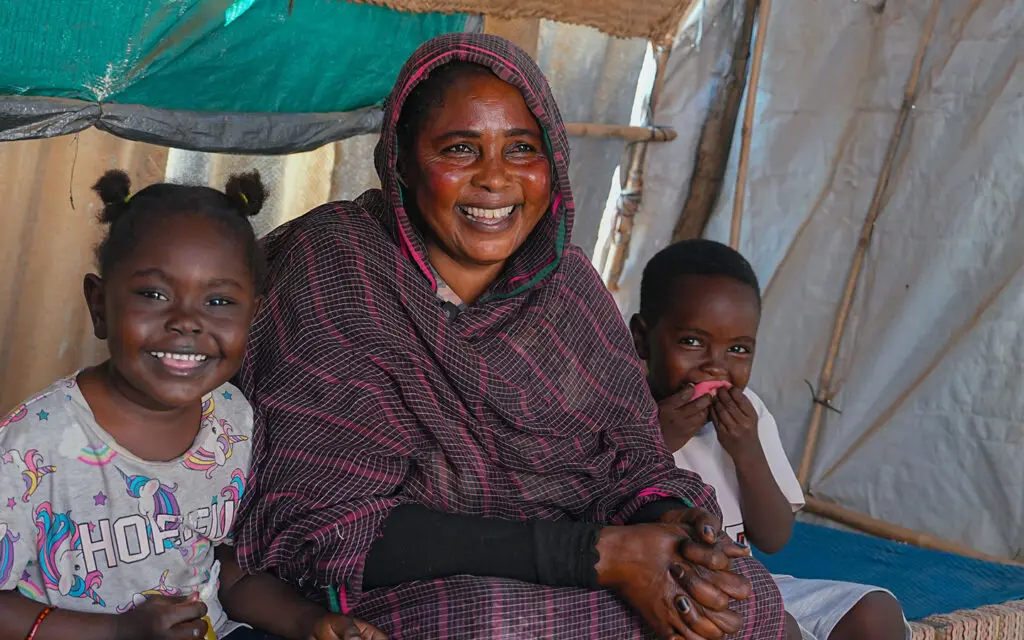 Kvinna med två barn skrattar