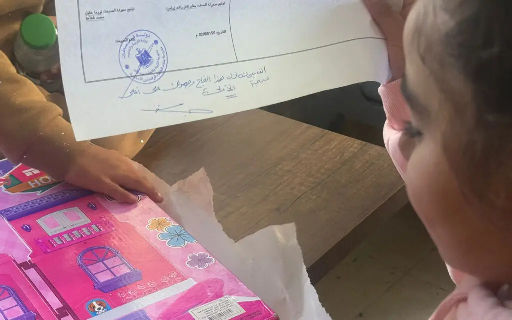 Flicka tittar på ett fint betyg