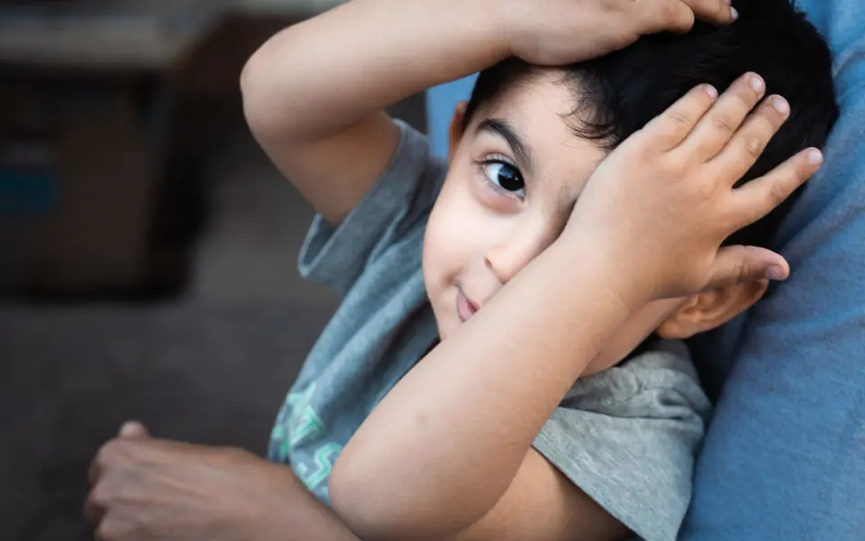 Pojke busar med kameran