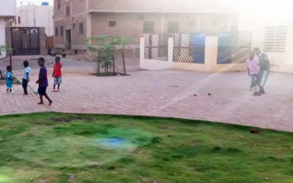 byggnad med barn som leker utanför