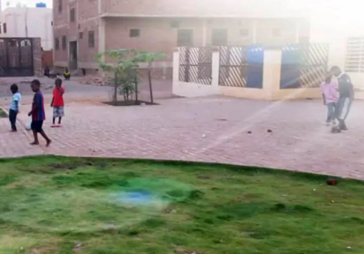 byggnad med barn som leker utanför