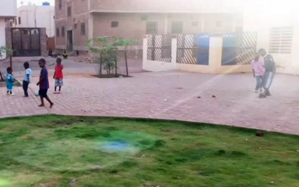 byggnad med barn som leker utanför