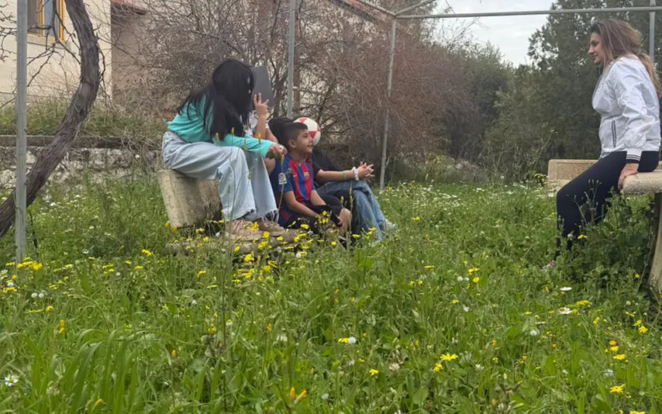 Barn i gräsmatta i Libanon