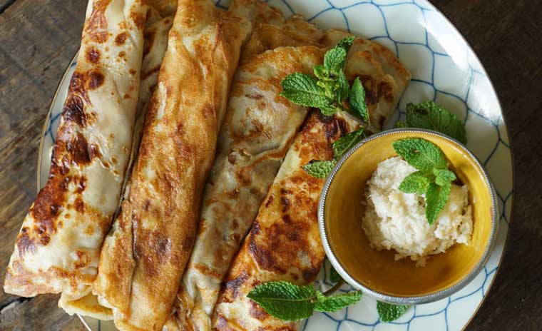närbild på läckra pannkakor som ligger på porslinsfat