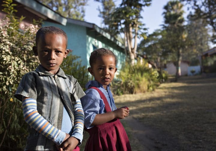 Pojke och flicka i Etiopien.