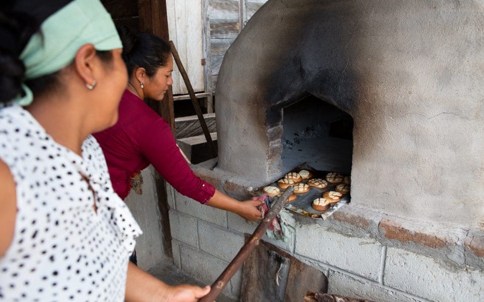 Kvinnor vid brödugn.