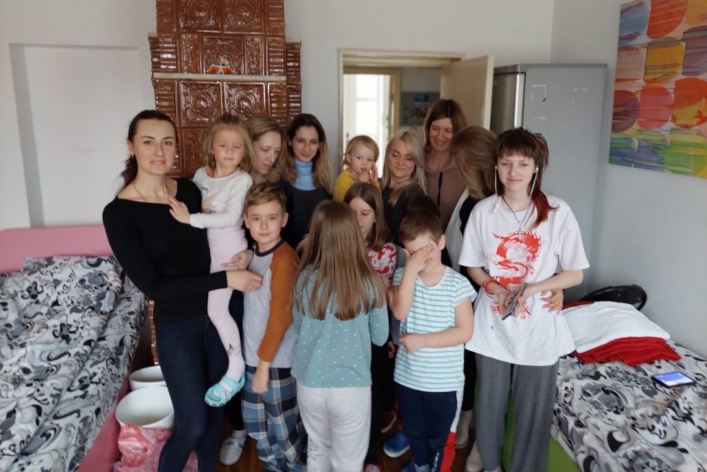 Vuxna och barn som fått skydd hos SOS barnbyar efter att kriget i Ukraina började.
