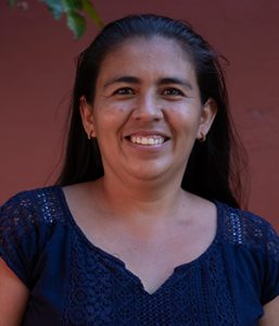 Kvinnan Gloria, som deltar i SOS Barnbyars familjestärkande program i Bolivia.