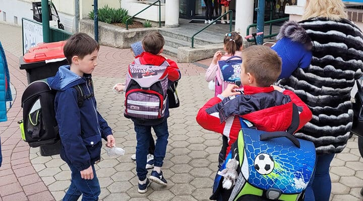 Ukrainska barn på väg till skolan.