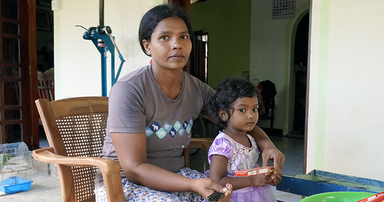 En kvinna och ett barn från Sri Lanka.