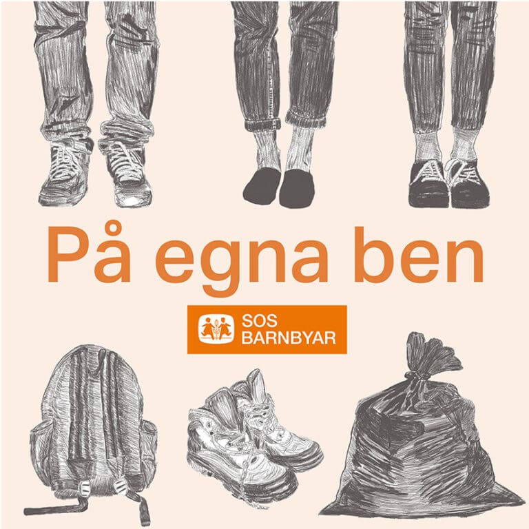 Omslagsbild till SOS Barnbyars poddserie på Egna ben. Bilden har en ljusorange bakgrund och illustrationer som föreställer en ryggsäck, ett par kängor, en plastpåse samt tre personers ben från knäna ner.
