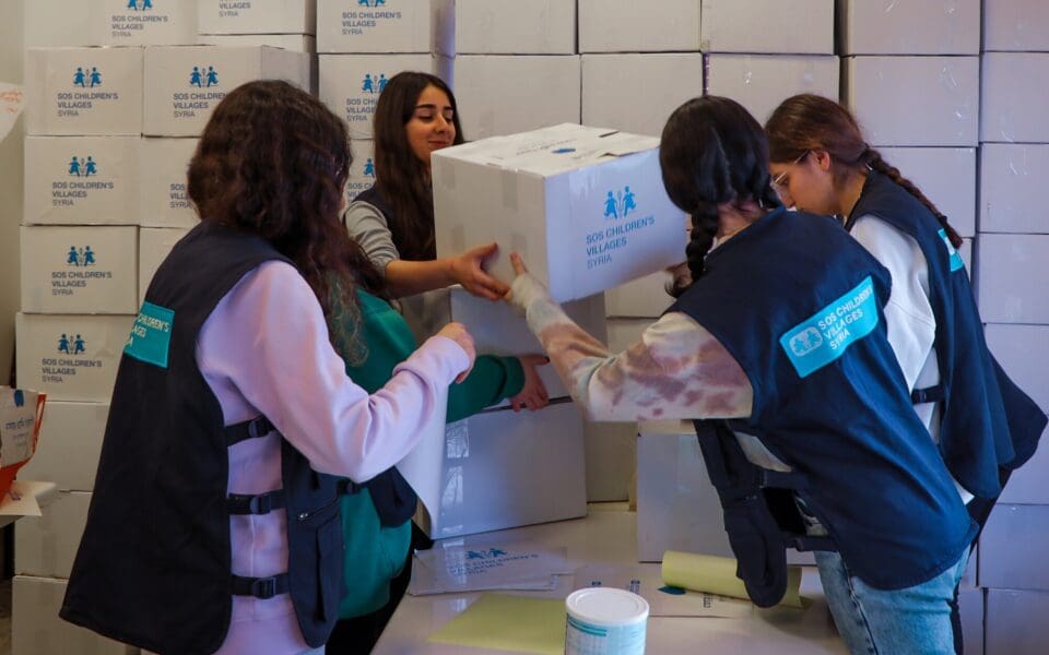 Medarbetare på SOS Barnbyar i Syrien packar nödpaket till familjer.