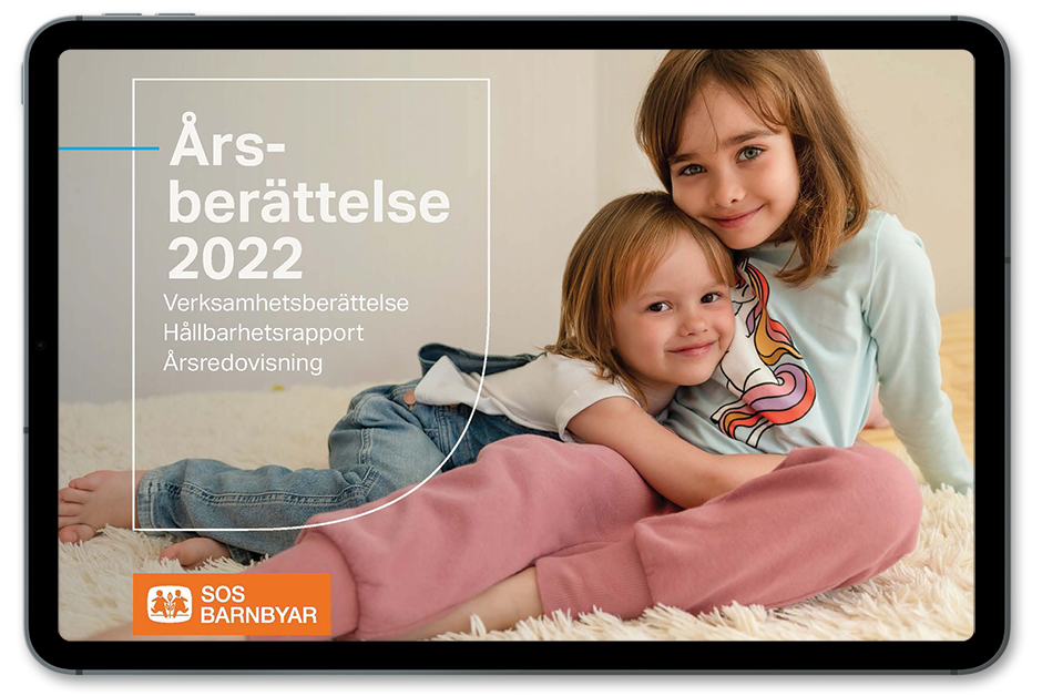 iPad med bild på SOS Barnbyars årsberättelse 2022.