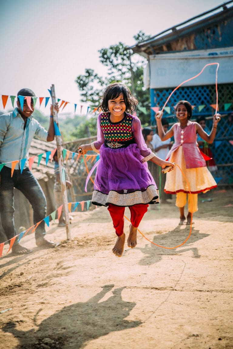 Flicka i SOS Barnbyars program som hoppar hopprep.