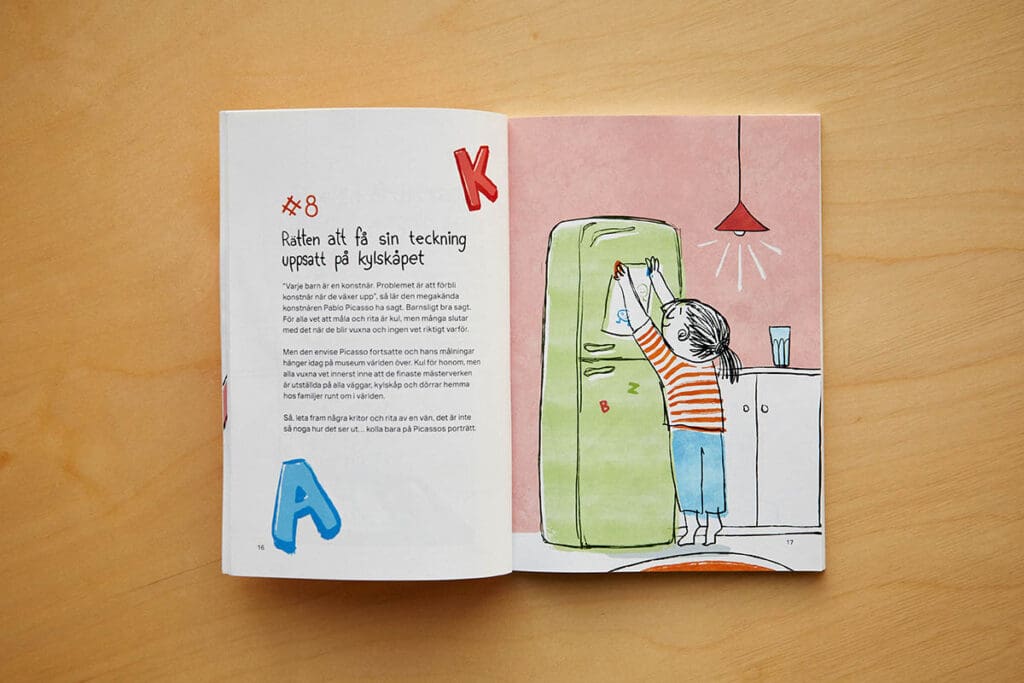Uppslag från SOS Barnbyars bok "101 Barnsliga Rättigheter". Rätten att få sin teckning uppsatt på kylskåpet.