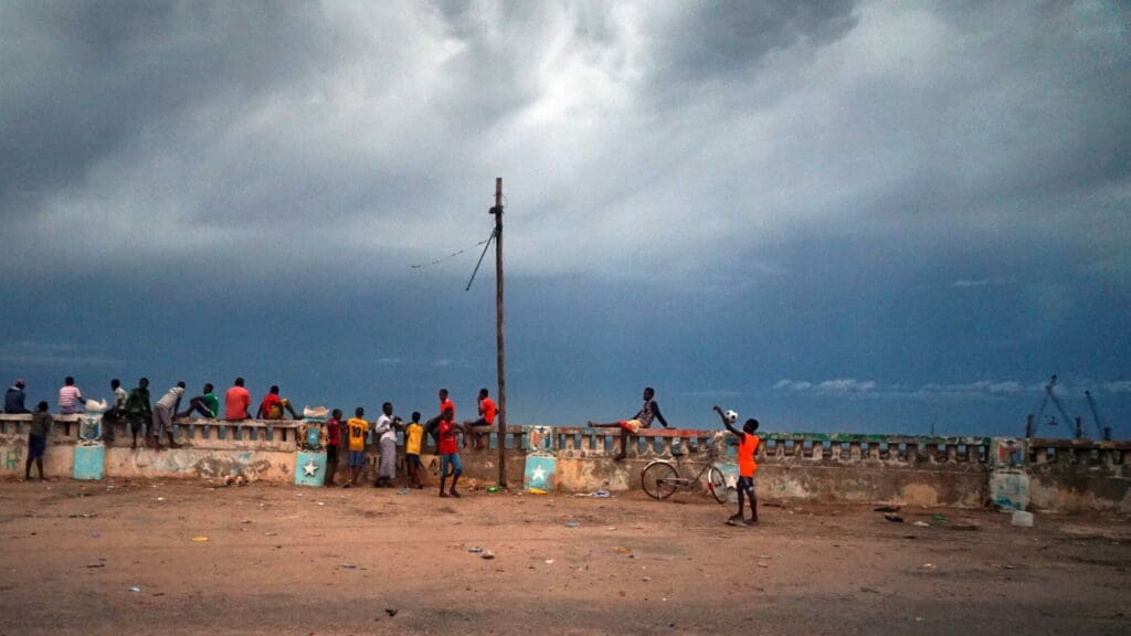 I Somalia lever många barn som saknar en förälders omsorg på gatorna.