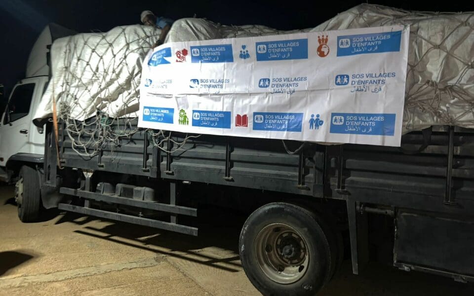 SOS Barnbyars lastbil packad med förnödeneter.