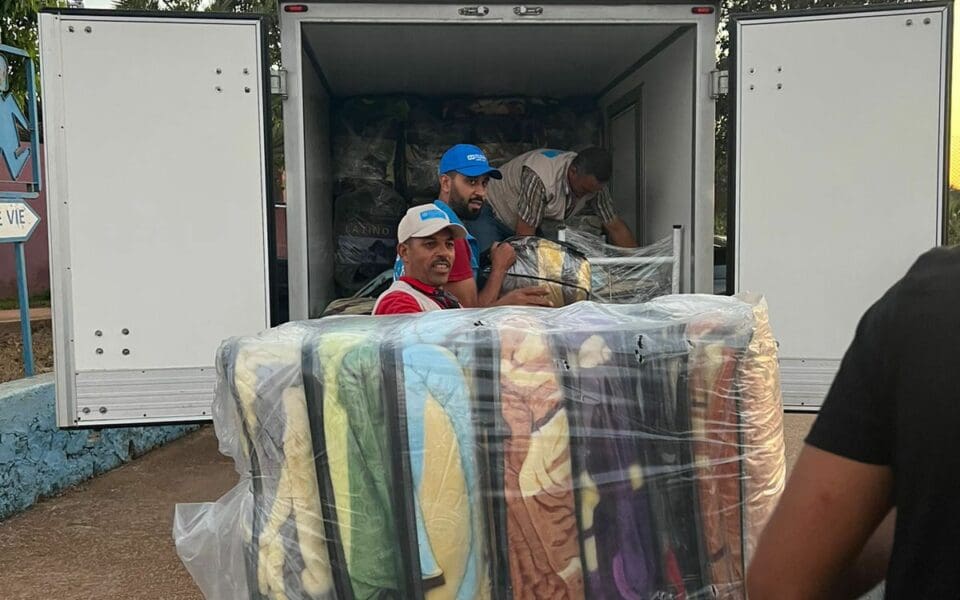 SOS Barnbyar i Marocko lastar paket med kläder, madrasser och andra förnödenheter.