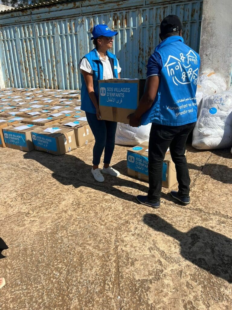 SOS Barnbyar i Marocko levererar paket med nödhjälp.