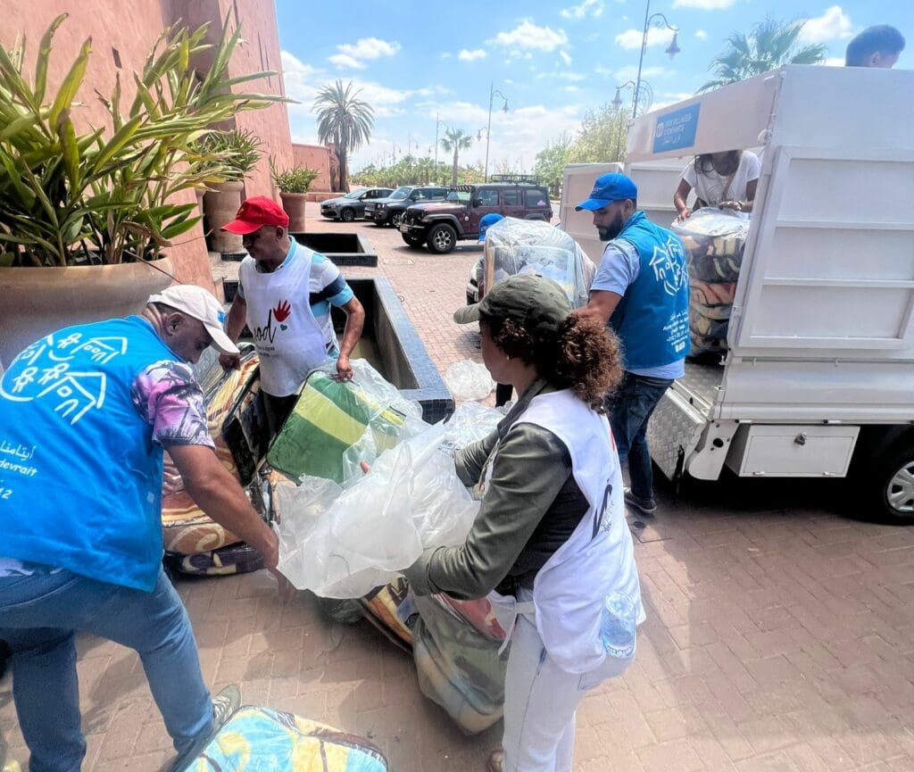 SOS Barnbyar i Marocko levererar paket med nödhjälp.