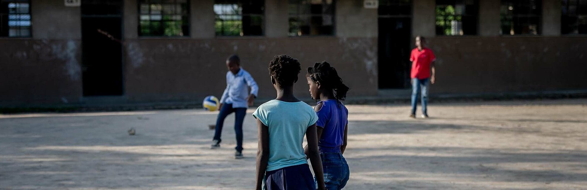 Barn framför skola som stöttas av SOS Barnbyar i Mocambique.