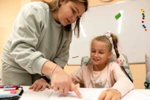 Barn och pedagog i SOS Barnbyars program.