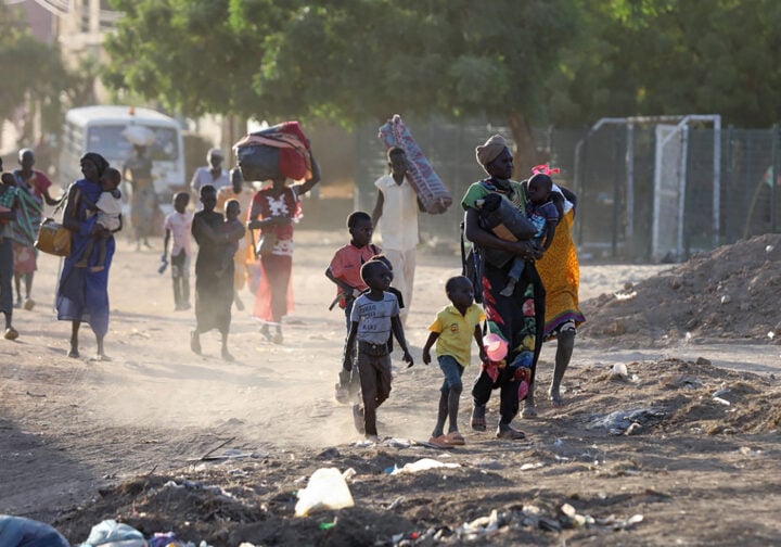 Familjer på flykt i Sudan.