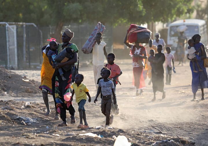 Familjer på flykt i Sudan.