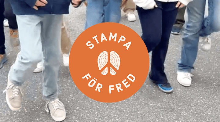 Stampa för fred logo med barn som stampar i bakgrunden