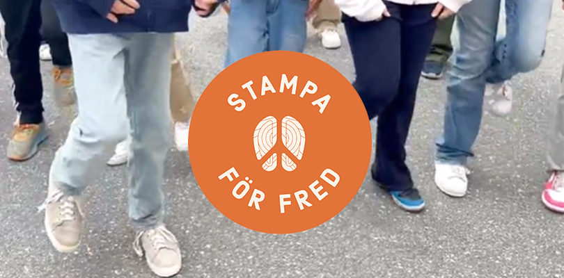 Stampa för fred logo med barn som stampar i bakgrunden