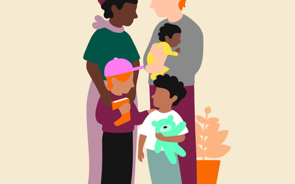 En familj med mamma, pappa och tre barn.