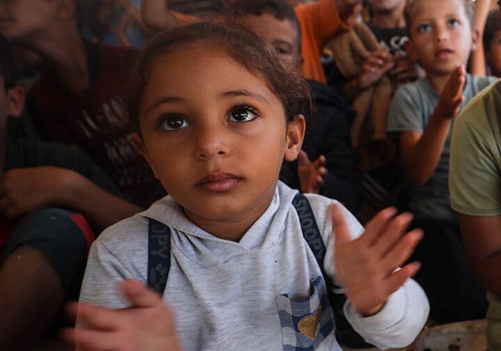 Flicka i tältläger i Gaza.