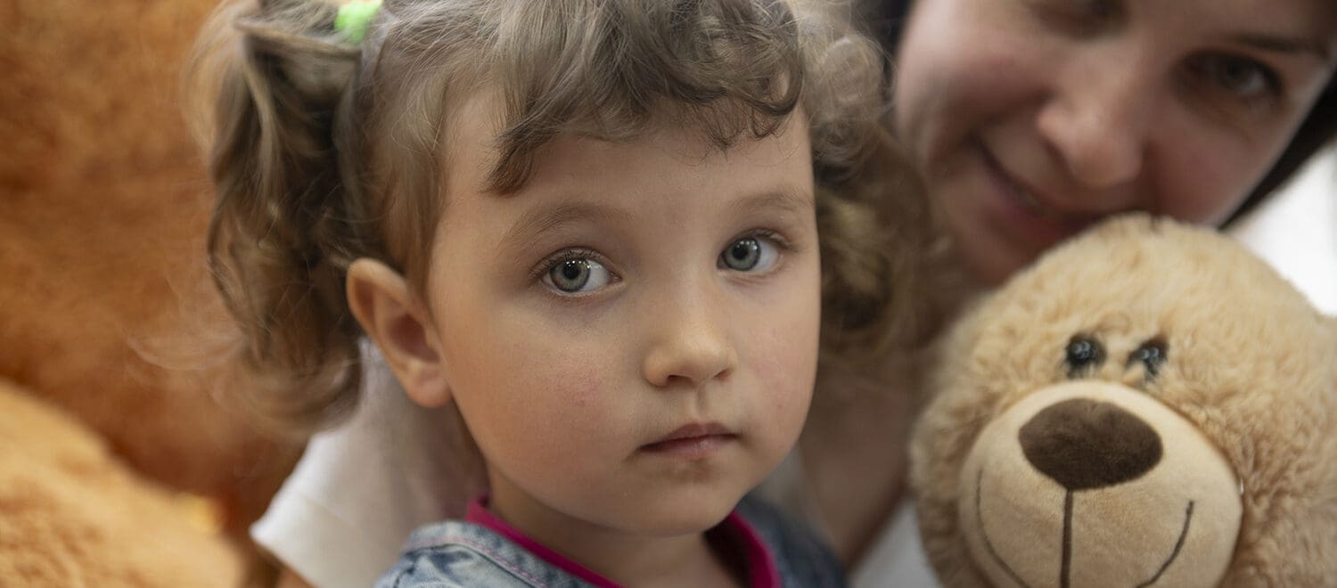 Flicka, kvinna och en nalle.