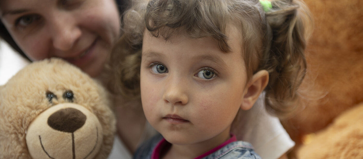Flicka, kvinna och en nalle.