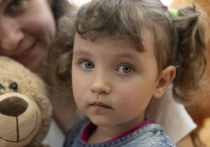 Flicka, kvinna och en nalle.