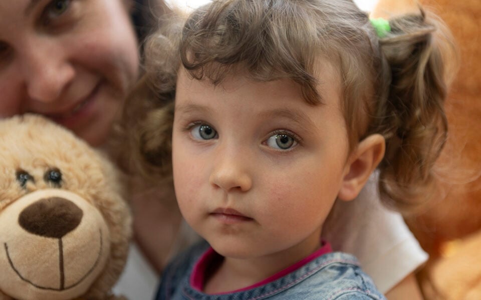 Flicka, kvinna och en nalle.