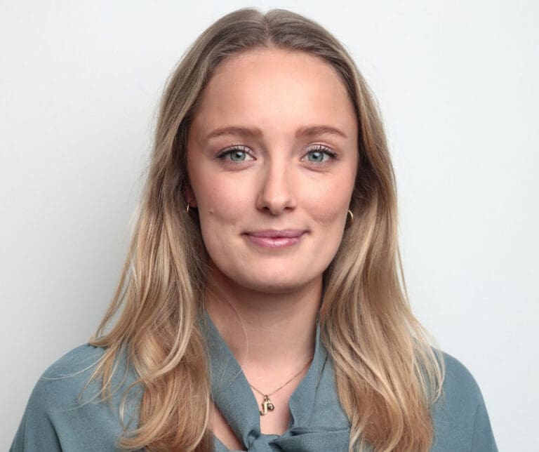 Kvinna med blont hår.