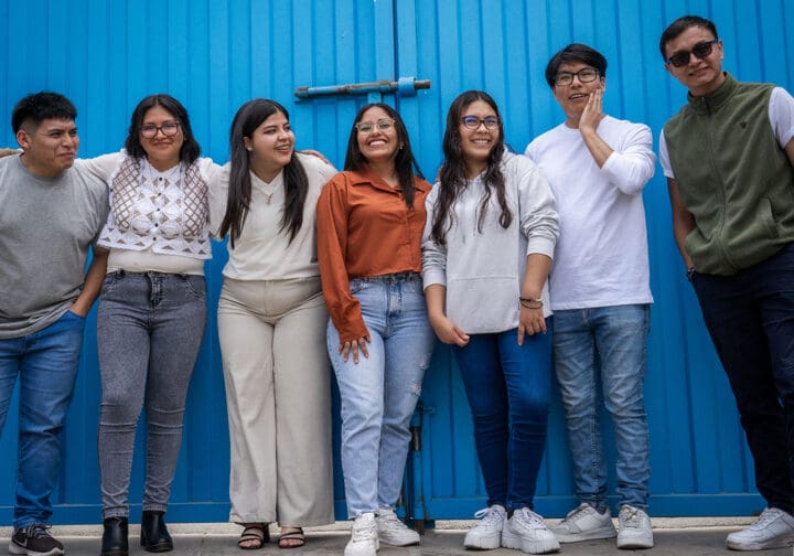 Gruppbild med glada ungdomar.