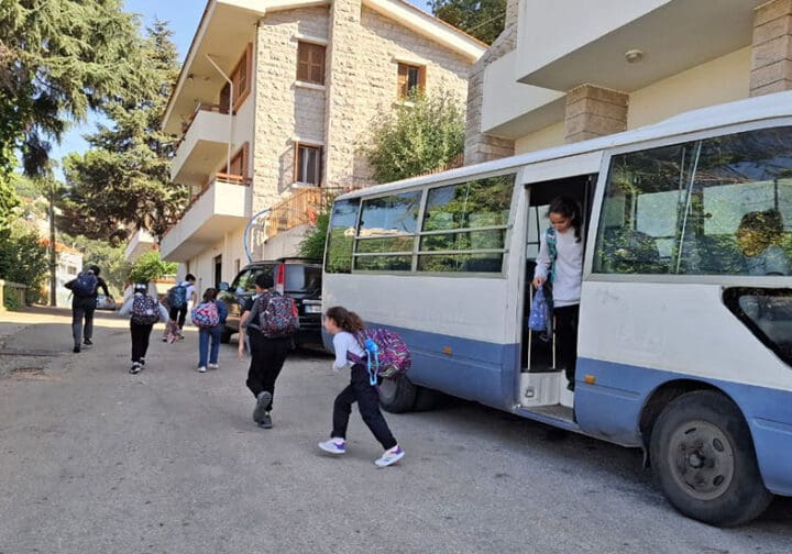 Barn som går ur en buss.