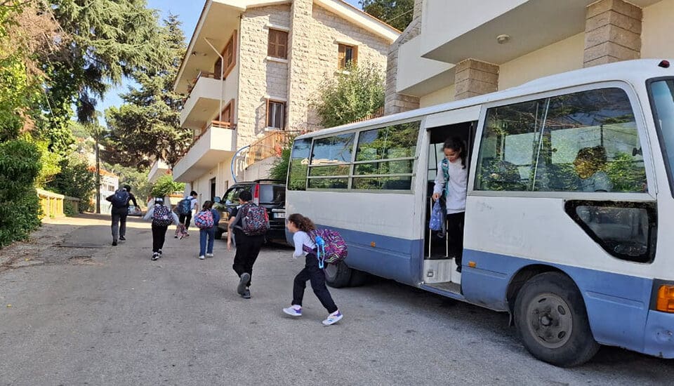 Barn som går ur en buss.