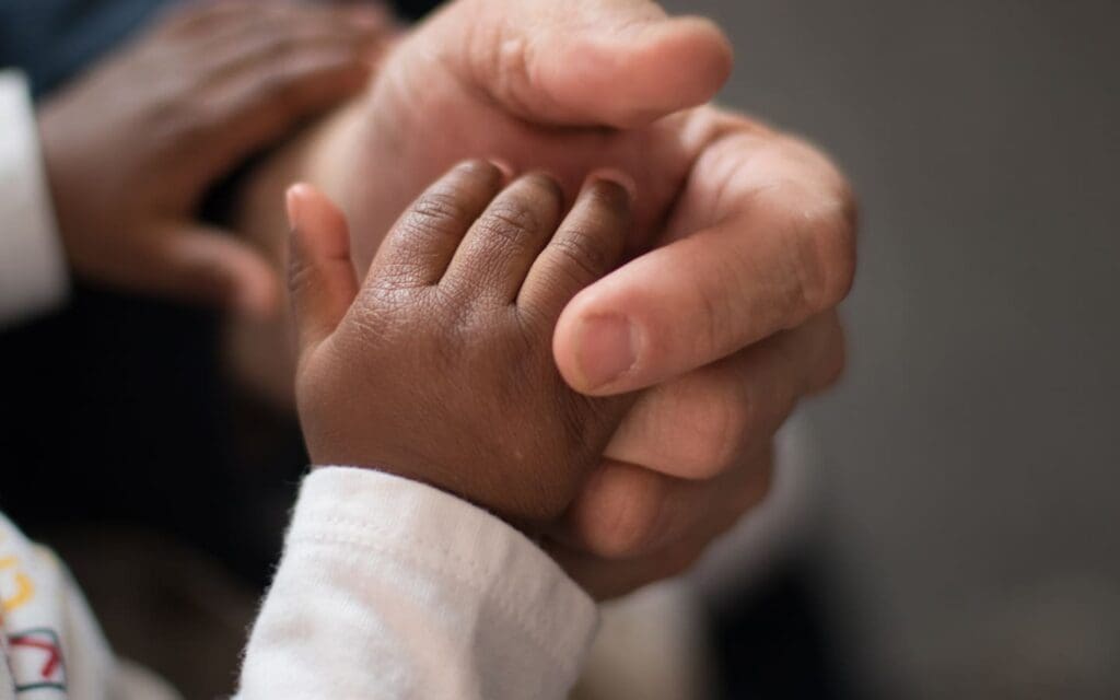 Babyhand i vuxenhand