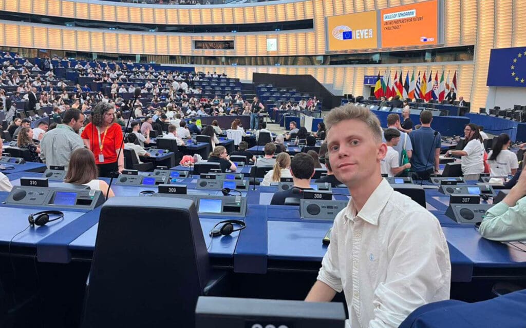 Ung man framför Euparlamentet